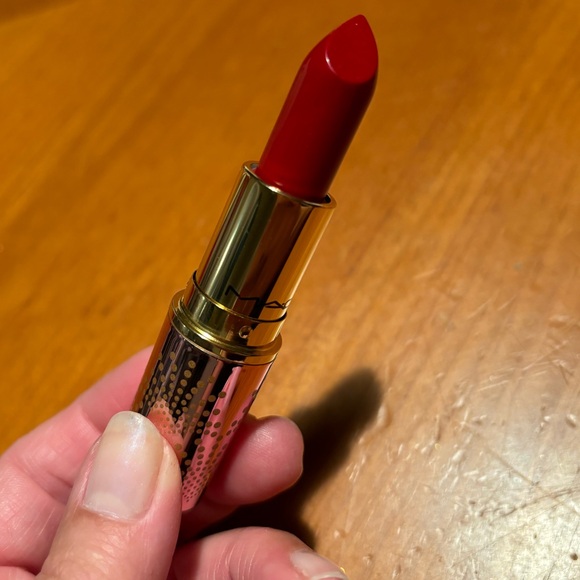 MAC Lustreglass Lipstick Put A Bow On It - Picture 4 of 16